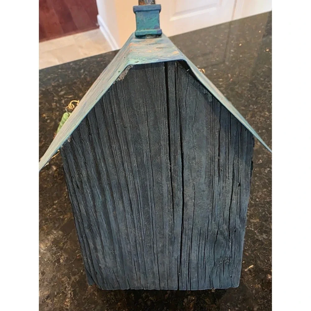 Birdhouse with bobbles